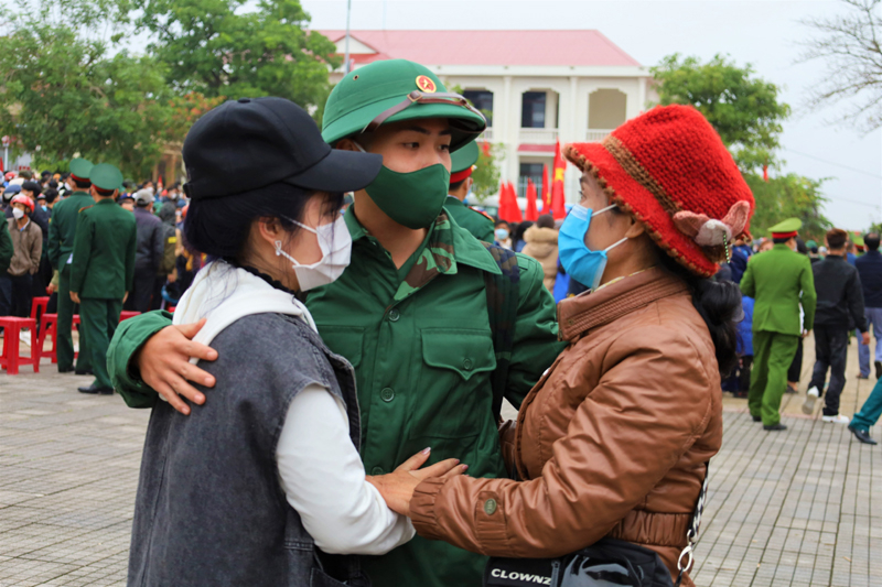 Bịn rịn chia tay người thân.