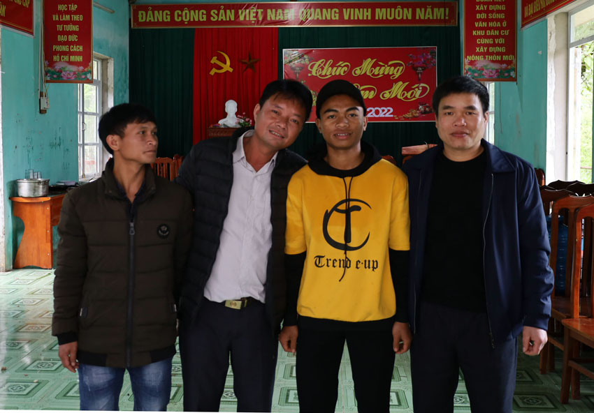 Cao Minh Lệ (áo vàng) chàng trai người dân tộc Rục, xã Thượng Hóa trước ngày lên đường nhập ngũ 