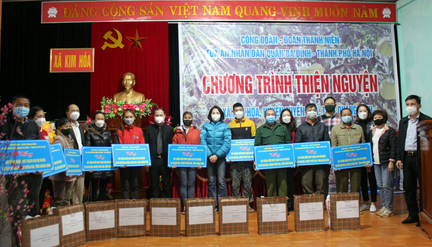 Trao quà cho các hộ nghèo xã Kim Hóa (Tuyên Hóa)