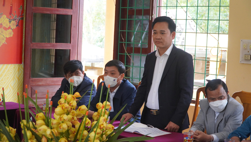 Lãnh đạo xã Thượng Trạch đã báo cáo về tình hình đời sống, sản xuất của địa phương.