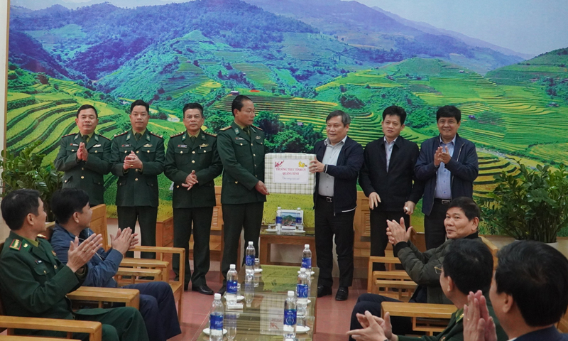 Đồng chí Bí thư Tỉnh ủy tặng quà cho Đồn Biên phòng Cồn Roàng