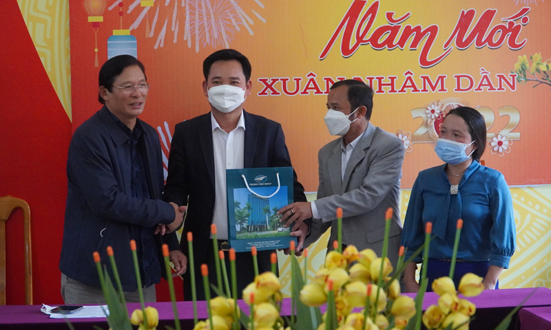 Công ty cổ phần Tập đoàn Trường Thịnh đã trao 200 suất quà trị giá 100 triệu đồng cho các hộ nghèo, khó khăn tại địa phương.