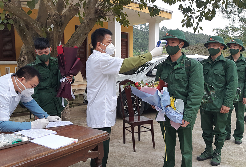 Quân y kiểm tra sức khỏe cho tân binh.