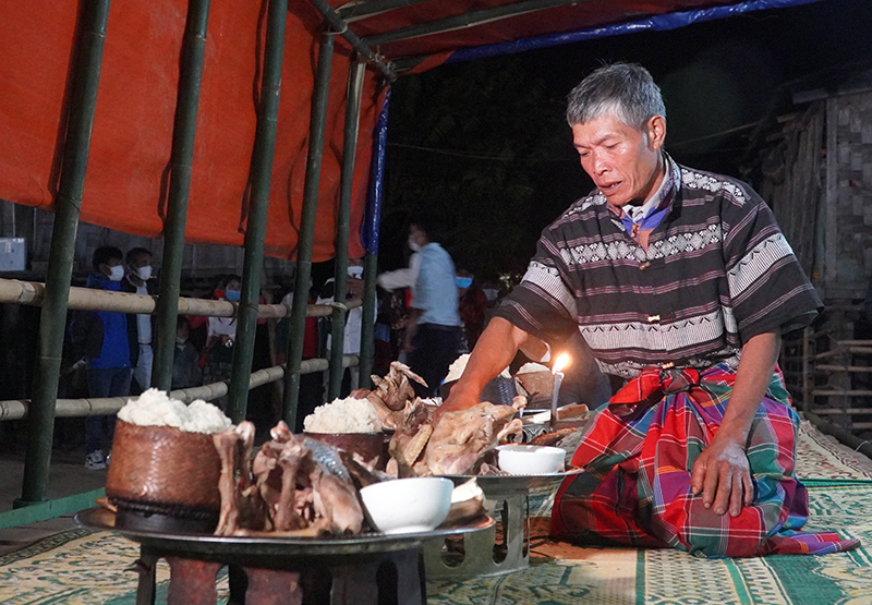 Già làng Đinh Xon thực hiện nghi lễ cúng trước khi khai hội