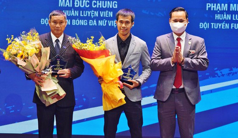  Ban tổ chức tôn vinh các HLV Mai Đức Chung, đội tuyển bóng đá nữ Việt Nam; HLV Park Hang-seo, đội tuyển quốc gia Việt Nam (vắng mặt vì lý do công việc) và HLV Phạm Minh Giang, đội tuyển Futsal Việt Nam. Ảnh: BTC
