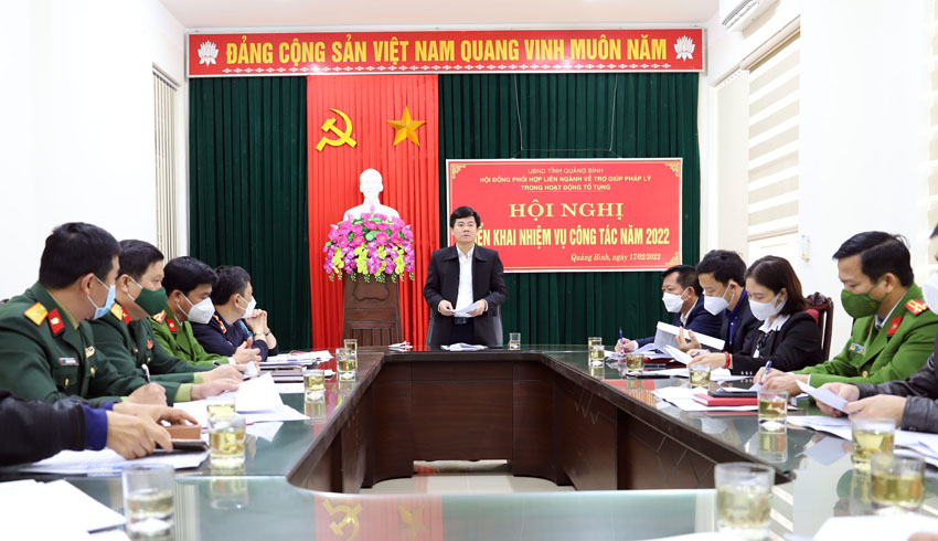 Đồng chí Trần Chí Tiến, Giám đốc Sở Tư pháp, Chủ tịch Hội đồng phối hợp liên ngành về TGPL trong hoạt động tố tụng tỉnh phát biểu tại hội nghị