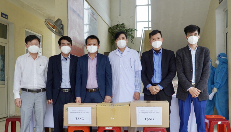 Lãnh đạo CDC Quảng Bình trao tặng cơ số thuốc cho các trạm y tế chủ động phòng, chống dịch Covid-19.
