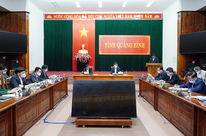 Đồng chí Chủ tịch UBND tỉnh Trần Thắng và đồng chí Phó Chủ tịch Thường trực UBND tỉnh Đoàn Ngọc Lâm chủ trì cuộc họp. thăm, tặng quà cho mẹ Việt Nam anh hùng Nguyễn Thị Tôi.