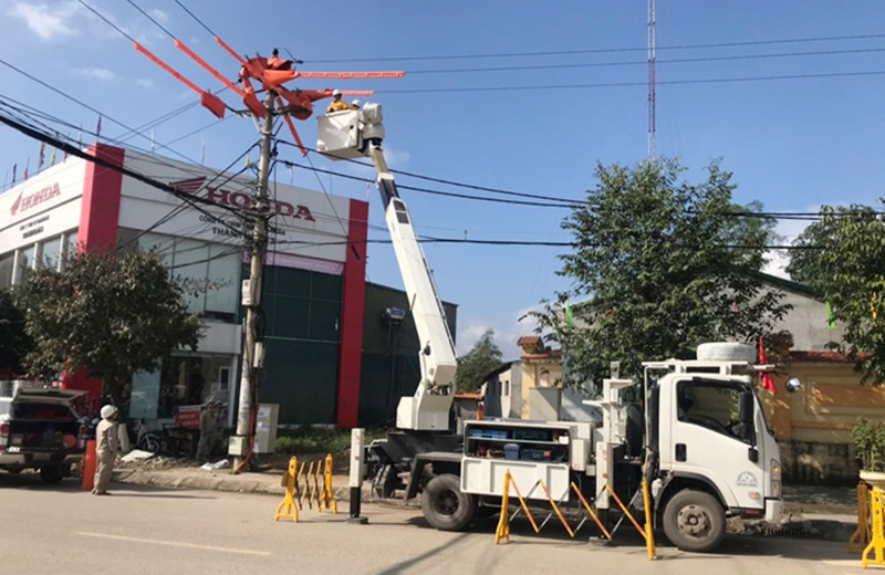 Đội Hotline 2 xử lý vụ vi phạm hành lang lưới điện trung thế tại thị trấn Đồng Lê (Tuyên Hóa).