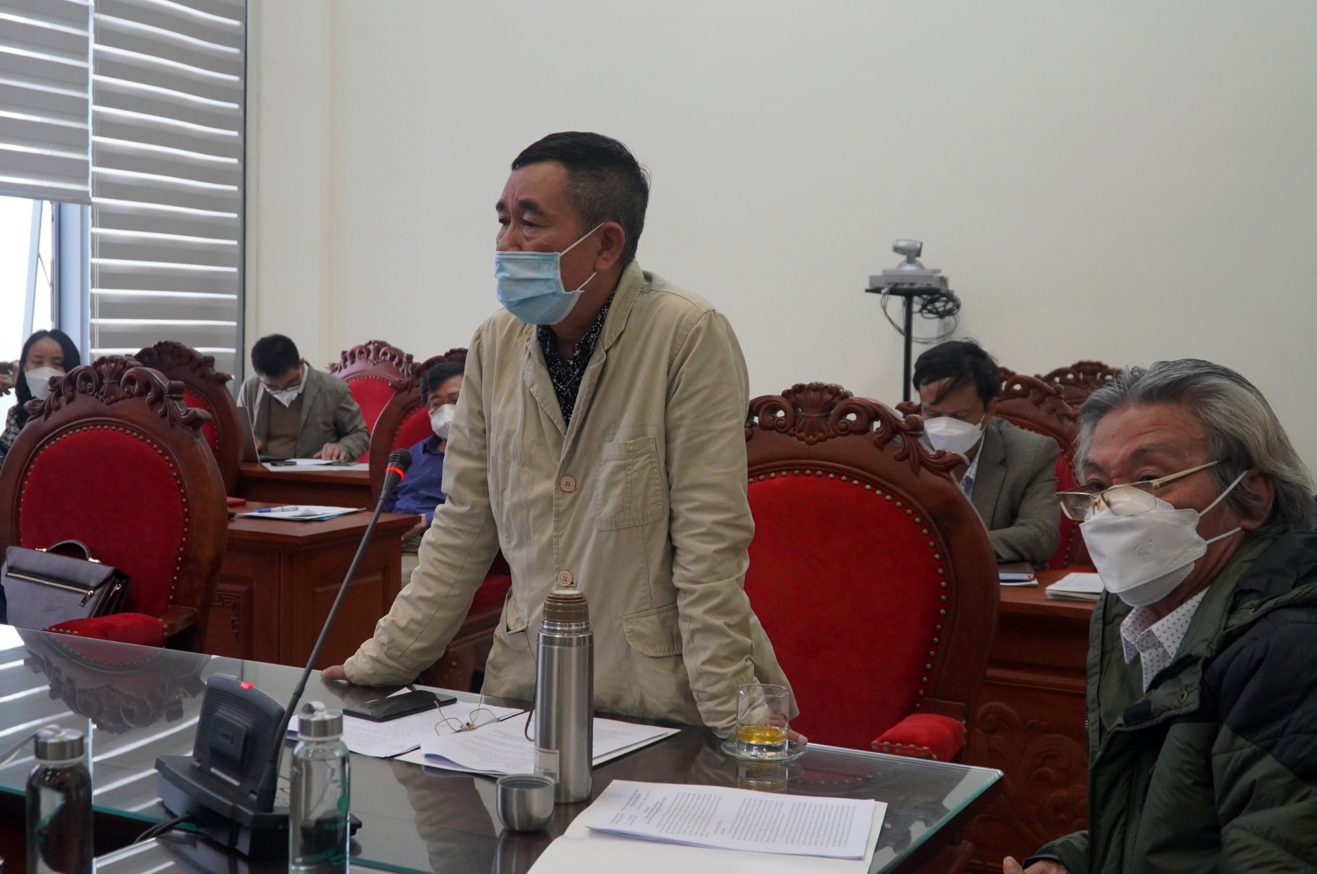 Nhà văn Nguyễn Quang Vinh báo cáo nội dung kịch bản Lễ báo công dâng Bác và chương trình nghệ thuật chào mừng kỷ niệm 65 năm ngày Bác Hồ về thăm Quảng Bình 