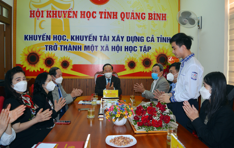 Em Trương Quốc Thái phát biểu cảm ơn sự quan tâm của Hội Khuyến học tỉnh. 