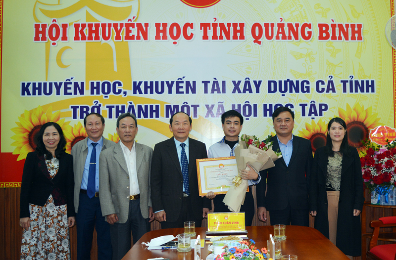 Các đại biểu chúc mừng học sinh Trương Quốc Thái. 