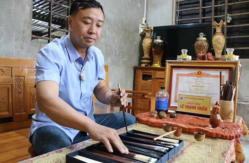 Anh Lê Thanh Triển và các sản phẩm đũa gỗ mỹ nghệ được công nhận OCOP 4 sao.