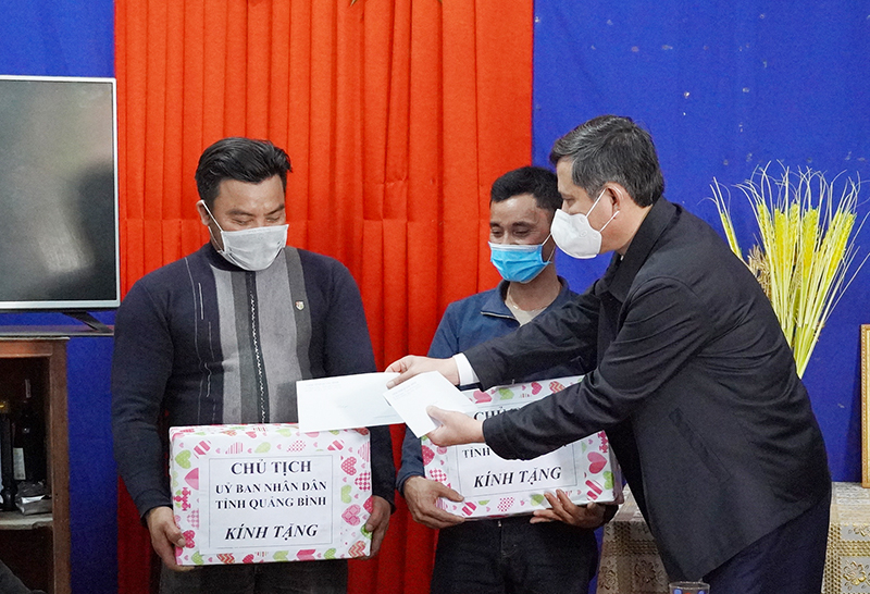Đồng chí Chủ tịch UBND tỉnh tặng quà, biểu dương 2 chủ tàu cá cứu hộ thành công 11 ngư dân gặp nạn