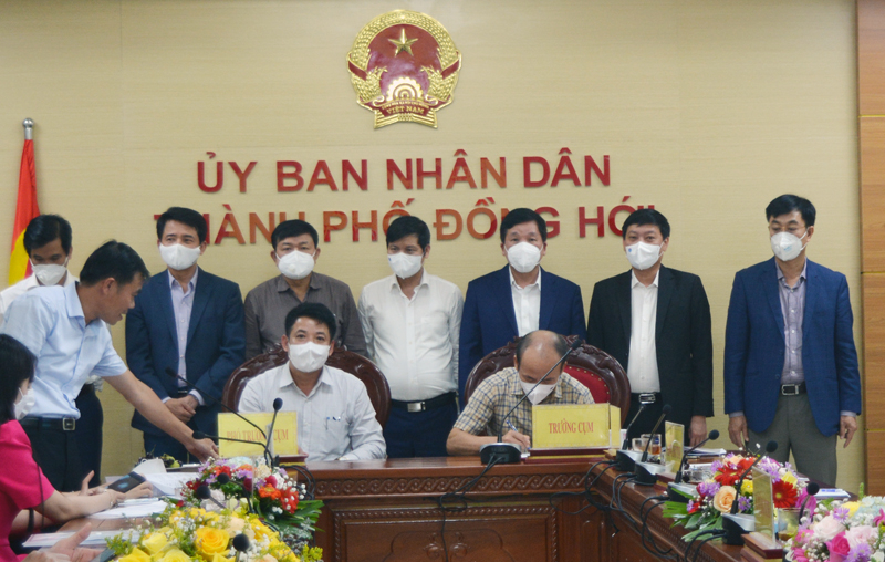 Các huyện, thị xã, thành phố ký kết giao ước thi đua năm 2022.