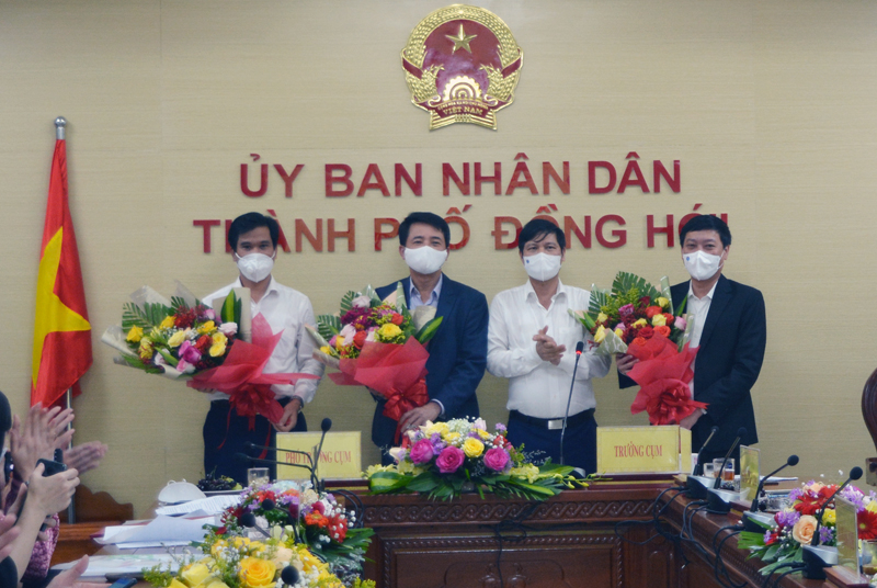 Đại diện lãnh đạo Sở Nội vụ tặng hoa chúc mừng các đơn vị giao và nhận  Trưởng, Phó cụm thi đua các huyện, thị xã, thành phố.