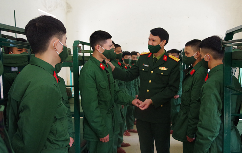 Đại tá Đinh Xuân Hướng, Chính ủy Bộ CHQS tỉnh động viên chiến sỹ mới.