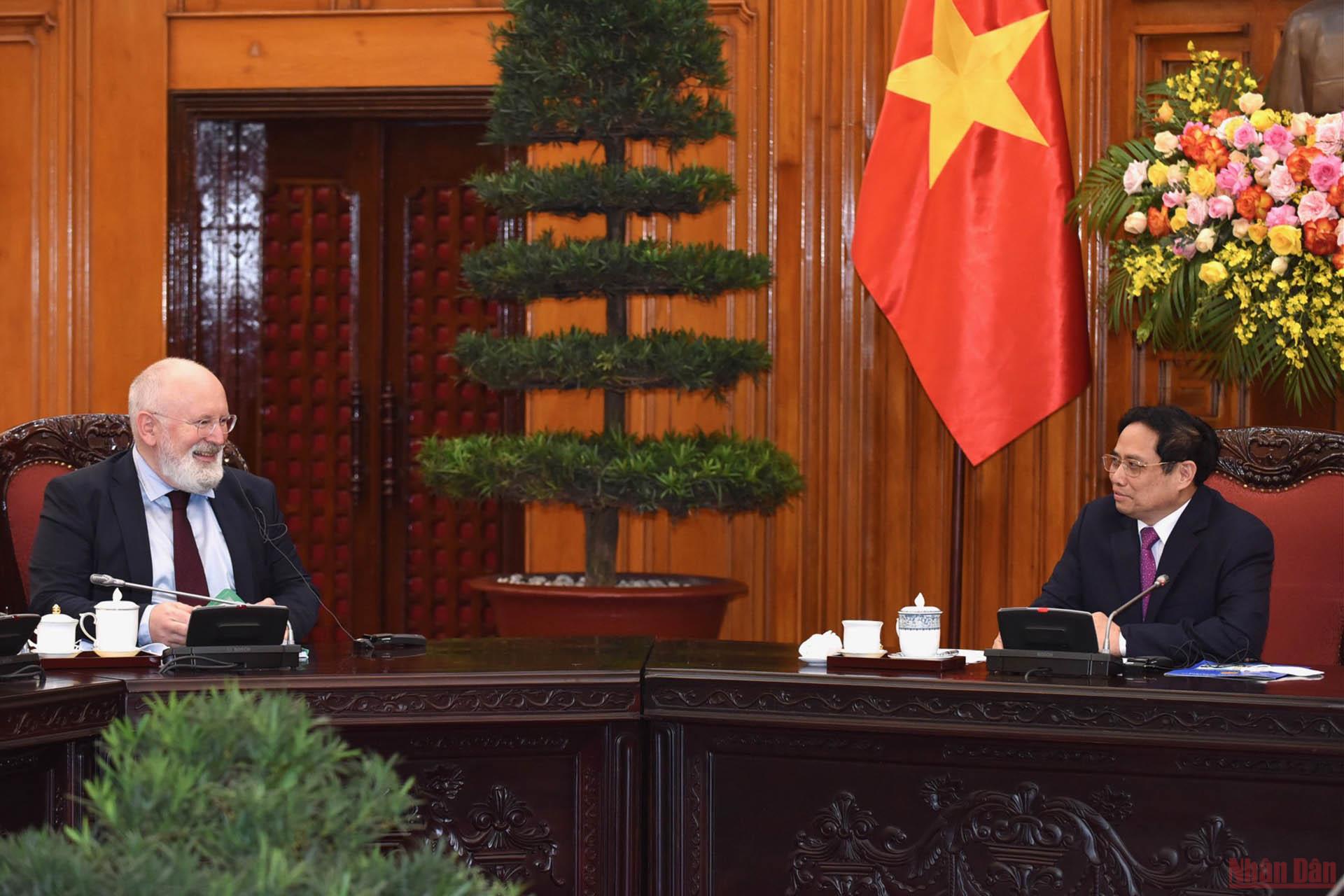 Ông Frans Timmermans và Thủ tướng Phạm Minh Chính trao đổi thẳng thắn. (Ảnh: TRẦN HẢI)