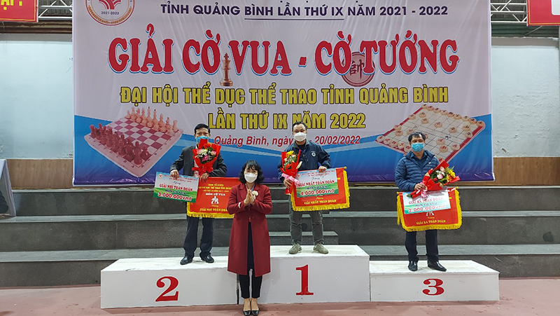 Ban tổ chức trao giải toàn đoàn bộ môn cờ vua