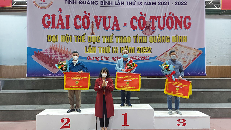Ban tổ chức trao giải toàn đoàn bộ môn cờ tướng