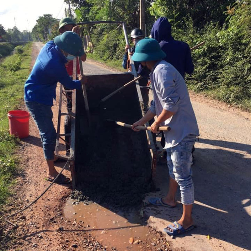 ĐV, TN tham gia sửa chữa các tuyến đường xuống cấp.