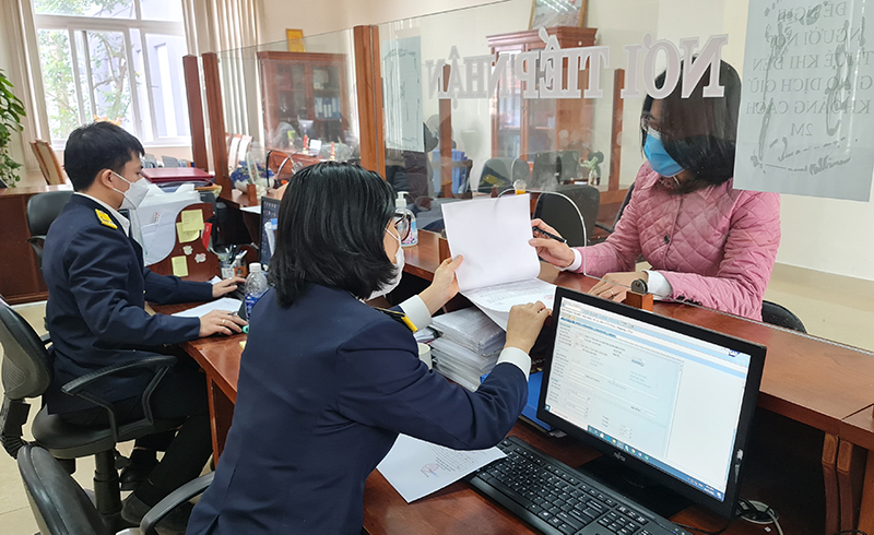 Cán bộ Cục Thuế tỉnh giải đáp các thắc mắc của người nộp thuế về HĐĐT.