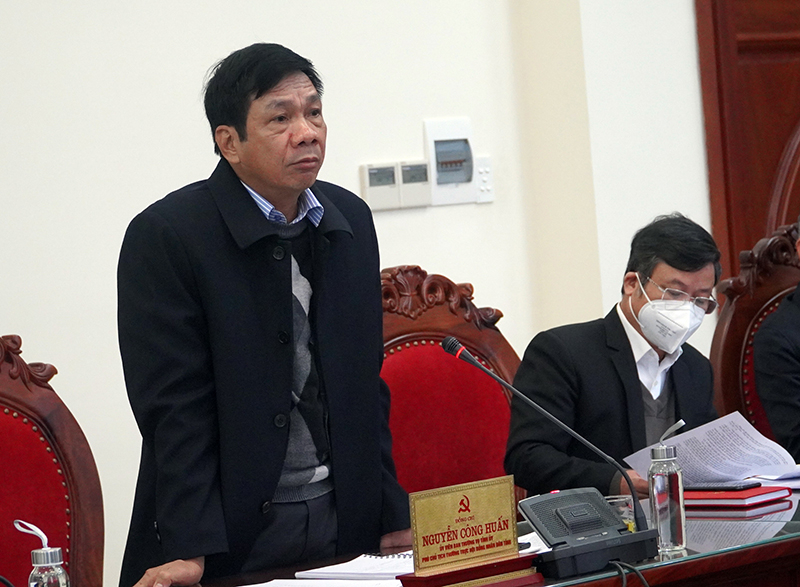Đồng chí Phó Chủ tịch Thường trực HĐND tỉnh Nguyễn Công Huấn: Tiếp tục tuyên truyền nâng cao ý thưc,s trách nhiệm người dân tự ý thức, tự bảo vệ phòng chống dịch; rà soát lại hệ thống y tế cơ sở, bổ sung lực lượng hỗ trợ kịp thời...