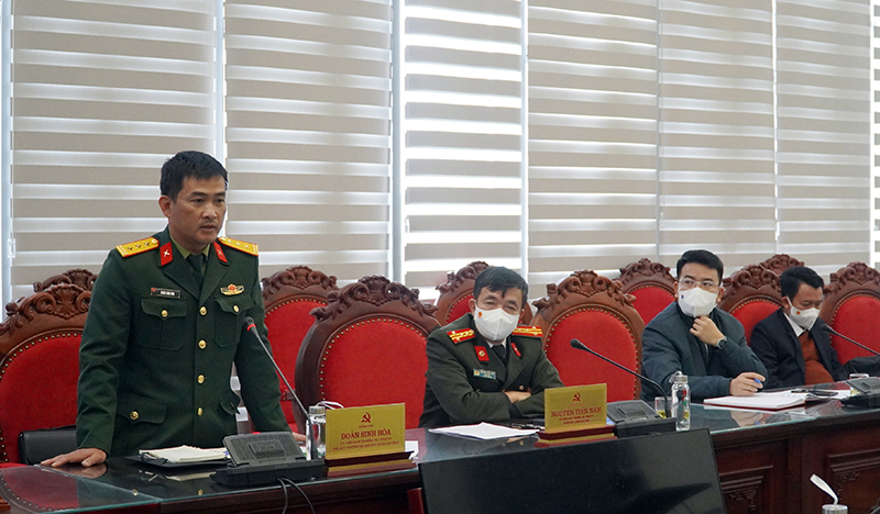 Đồng chí Đoàn Sinh Hòa, Ủy viên Ban Thường vụ Tỉnh ủy, Chỉ huy trưởng Bộ Chỉ huy Quân sự tỉnh phát biểu tại buổi họp.  
