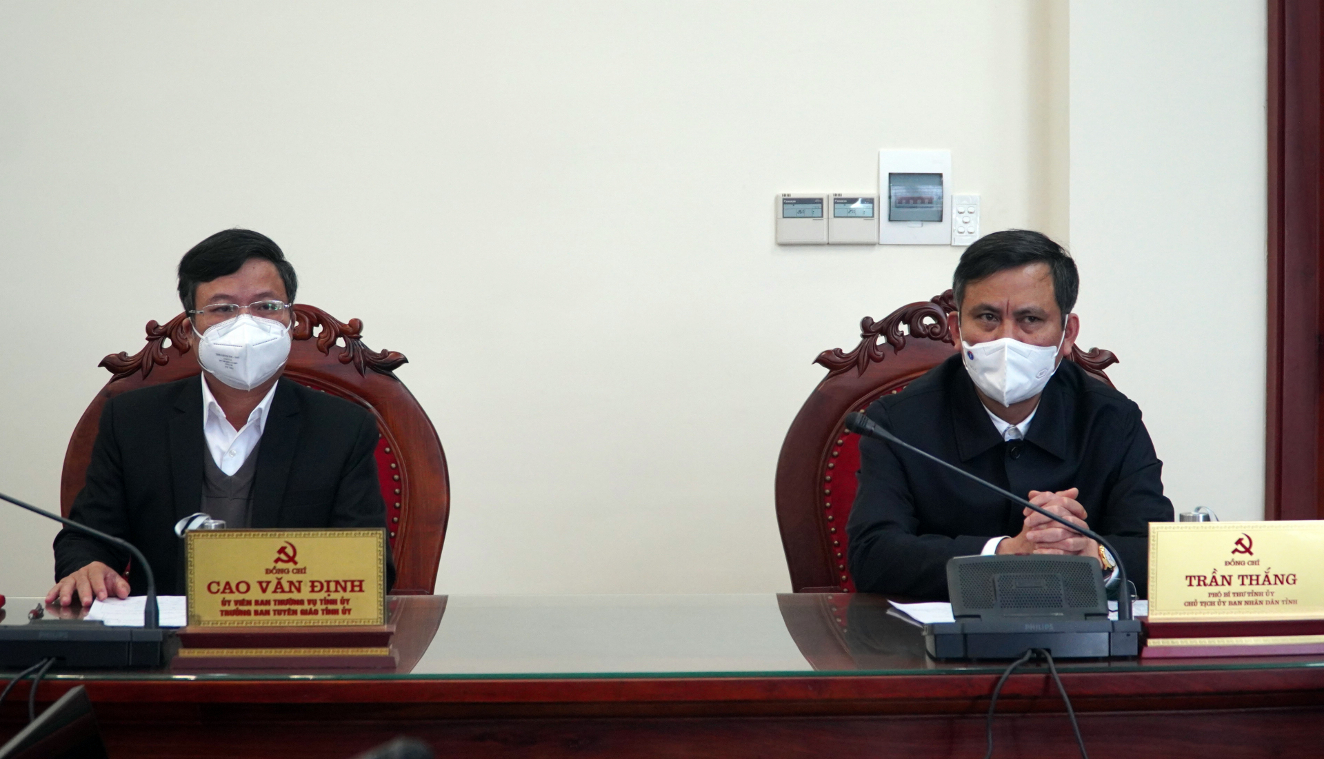 Đồng chí Chủ tịch UBND tỉnh Trần Thắng và đồng chí Trưởng ban Tuyên giáo Tỉnh ủy Cao Văn Định tham dự buổi họp