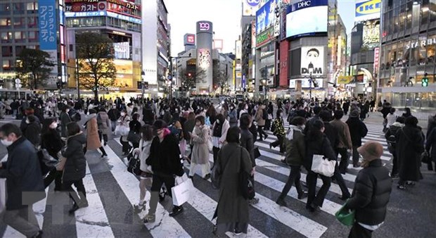 Người dân đeo khẩu trang phòng dịch COVID-19 tại Tokyo, Nhật Bản, ngày 3/2/2022. (Ảnh: Kyodo/TTXVN)