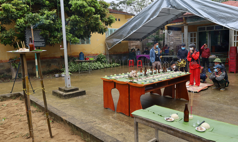 Quang cảnh lễ cầu an của người Rục. 