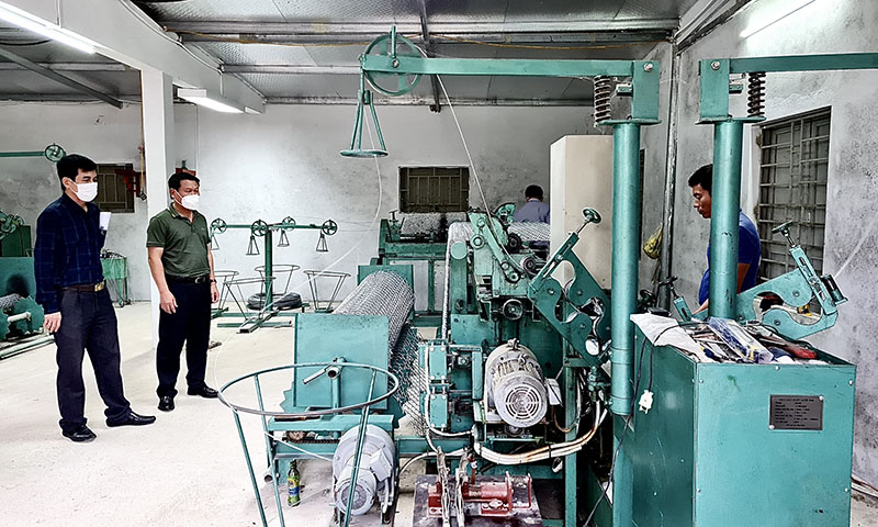 Đại diện Trung tâm Khuyến công và XTTM, Sở Công thương nghiệm thu bàn giao máy sản xuất lưới B40 tại xưởng sản xuất của hộ kinh doanh Hoàng Ngọc Khôi Nguyên.