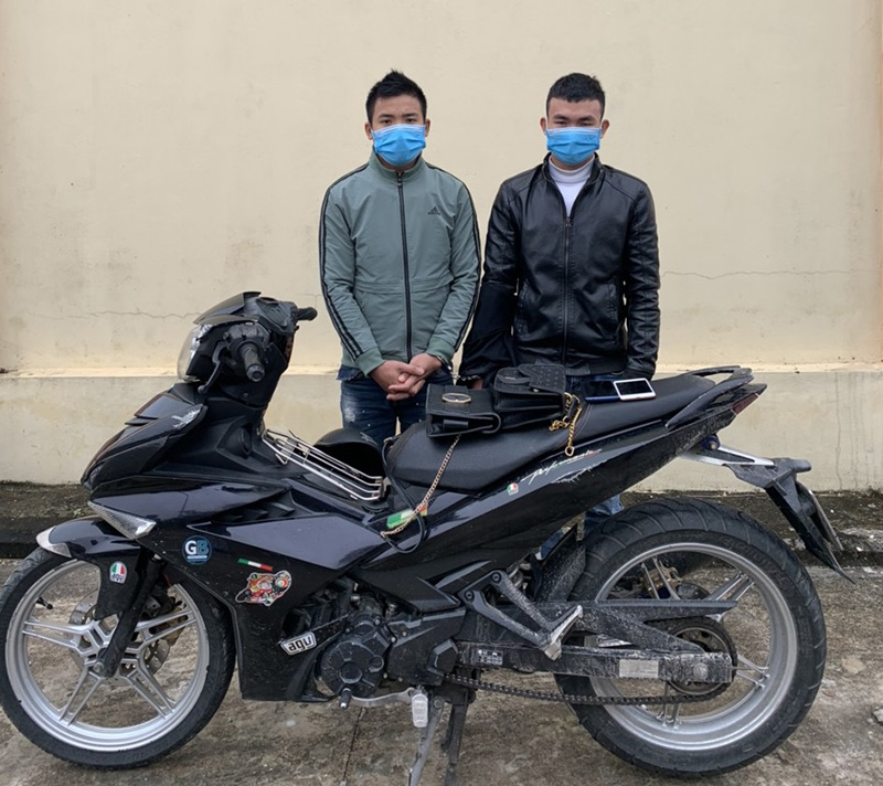 2 đối tượng Nguyễn Văn Dũng và Trần Hữu Thái cùng tang vật gây án.