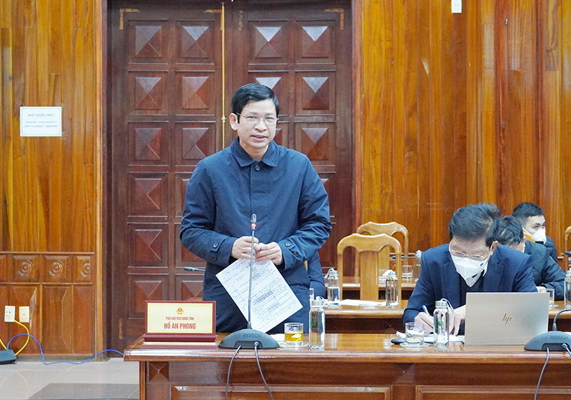 Đồng chí Phó Chủ tịch UBND tỉnh Hồ An Phong phát biểu tại cuộc họp