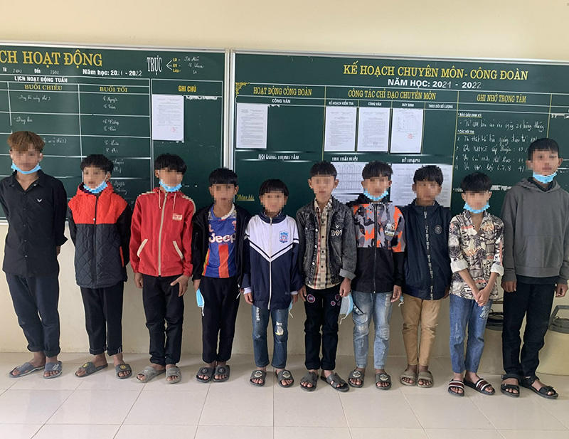 Nhóm học sinh gây ra vụ ném đá làm 4 tấm kính tàu SE4 bị vỡ.