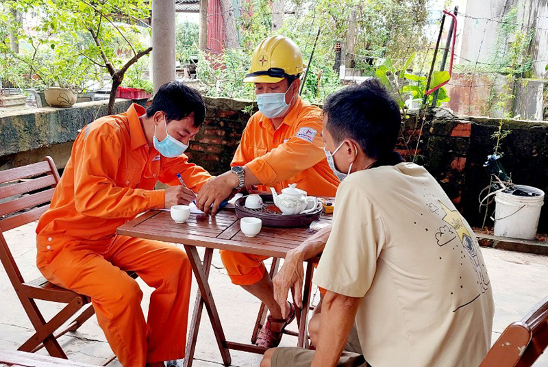 Kiểm tra viên Điện lực Quảng Trạch đang lập biên bản khách hàng vi phạm sử dụng điện