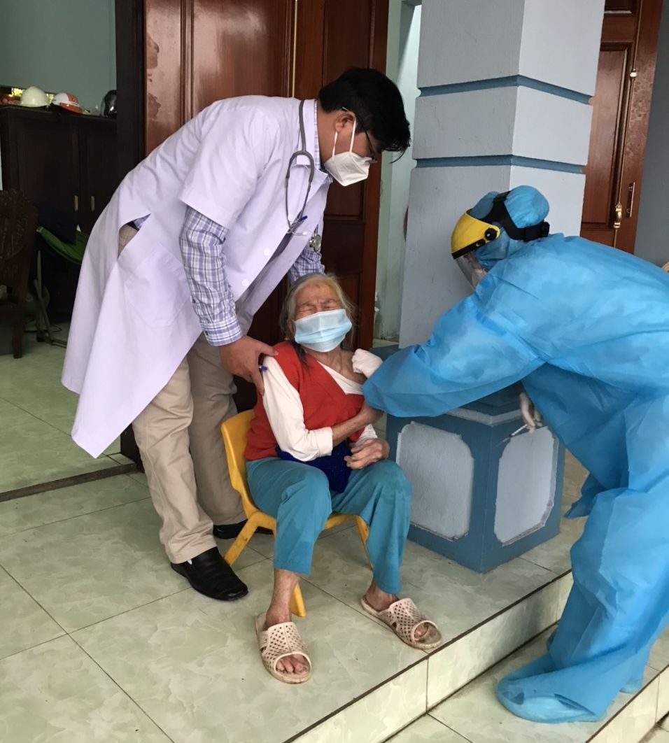  Lực lượng y tế tiêm vắc – xin cho người dân và điều trị cho các ca F0 tại nhà.