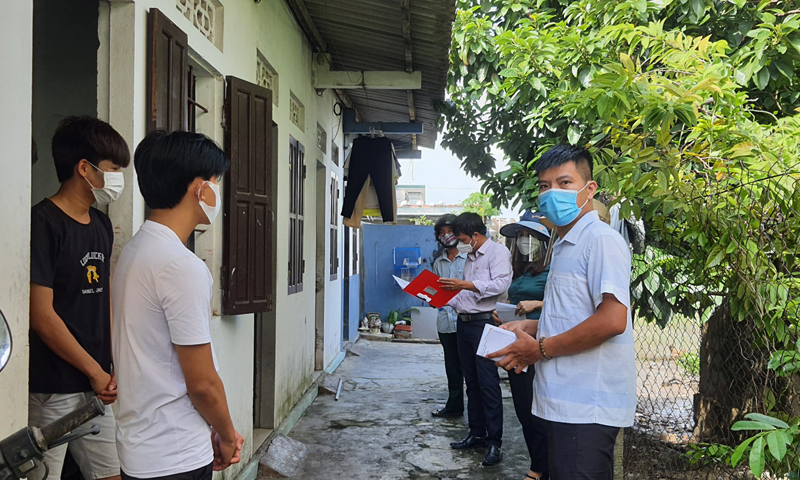 Mặt trận các cấp TP. Đồng Hới tích cực tuyên truyền và hỗ trợ người lao động gặp khó khăn do dịch Covid-19.