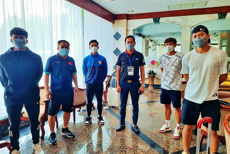 Đến tối 22/2, các cầu thủ Đinh Quý, Huỳnh Tiến Đạt, Nguyễn Thành Nhân và Trần Bảo Toàn có mặt tại Phnom Penh sau khi di chuyển bằng đường bộ, các cầu thủ Phan Tuấn Tài và Vũ Đình Hai sang theo chuyến bay hạ cánh trước giờ thi đấu khoảng 2 giờ. Ảnh: VFF