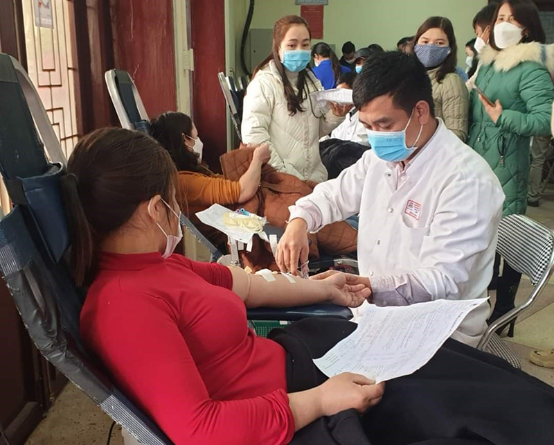 Tình nguyện viên tham gia hiến máu tình nguyện tại Ngày hội