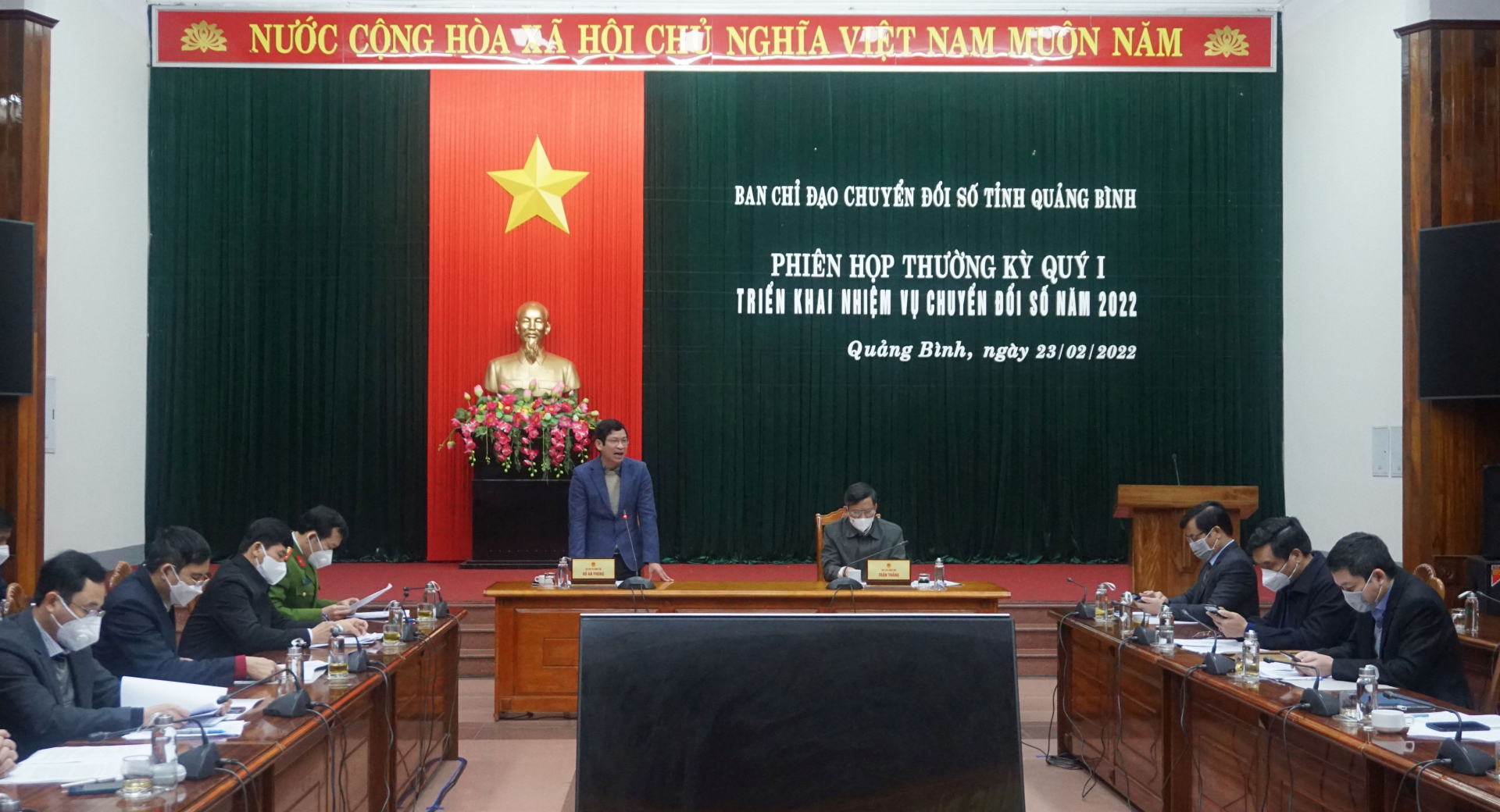 Đồng chí Phó Chủ tịch UBND tỉnh Hồ An Phong phát biểu điều hành cuộc họp.
