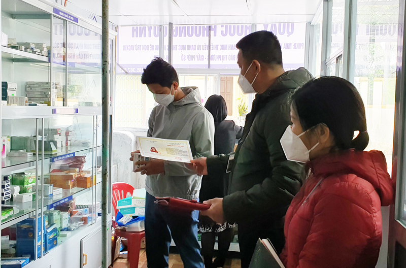 Đoàn liên ngành của thành phố đang kiểm tra một hiệu thuốc ở xã Bảo Ninh.