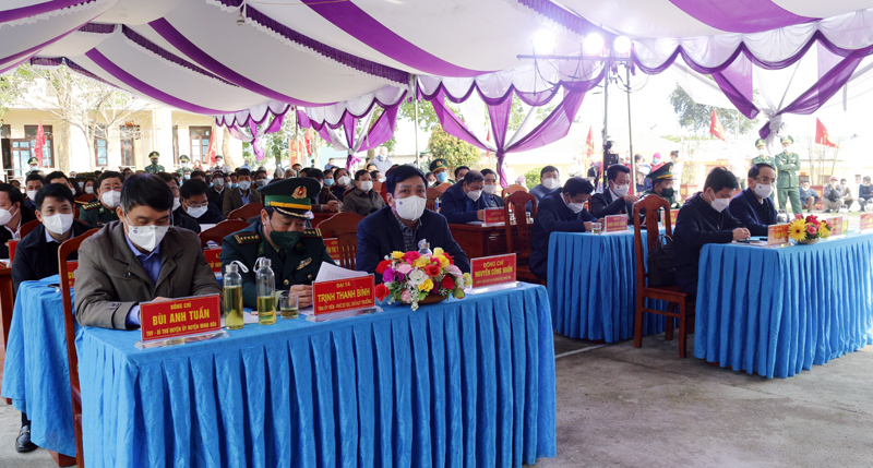 Các đồng chí lãnh đạo tỉnh tham dự ngày hội.