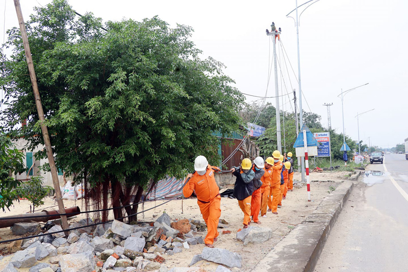 Công nhân ngành điện đang thi công công trình