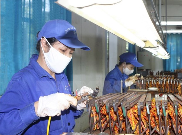 Công nhân quốc phòng làm việc tại Công ty Hóa chất 21 thuộc Bộ Quốc phòng. (Ảnh: Thái Bình/TTXVN)
