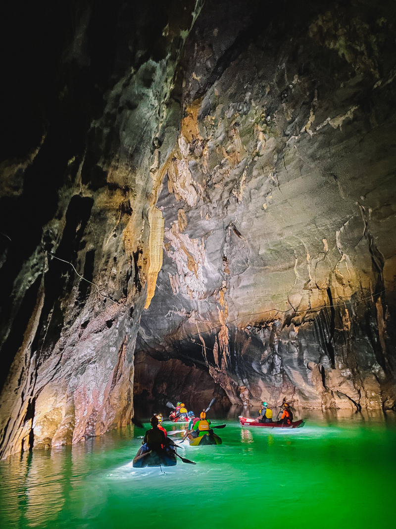 Du khách trải nghiệm tour khám phá động Phong Nha ban đêm.