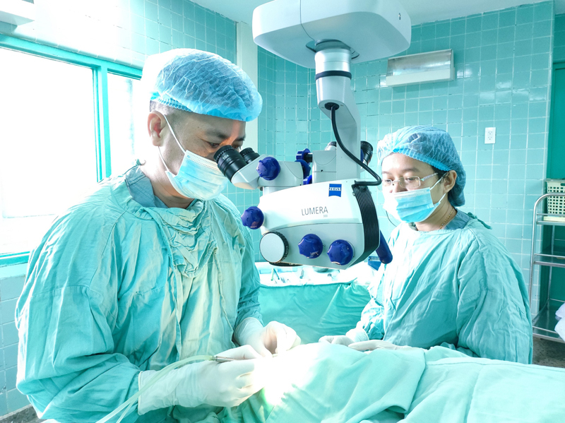 Bác sỹ đang phẫu thuật cho bệnh nhân.