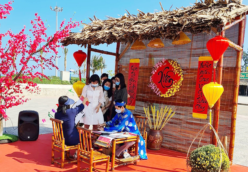  Một góc khu nghệ thuật “Đồng Hới chào xuân” tại Quảng trường biển Bảo Ninh do BQL Dịch vụ công ích TP. Đồng Hới trang trí.
