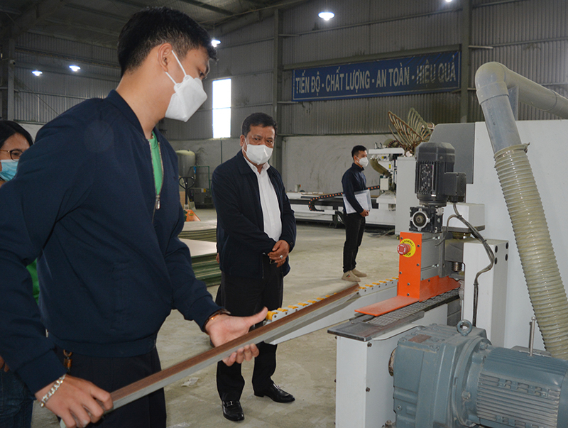 Đồng chí Bí thư Thành ủy Đồng Hới Trần Phong thăm, động viên các đơn vị, doanh nghiệp sản xuất, kinh doanh đầu năm 2022.