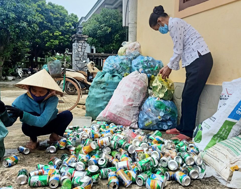 Phụ nữ xã Tây Trạch (Bố Trạch) thu gom phế liệu mua BHYT tặng cho hội viên khó khăn.
